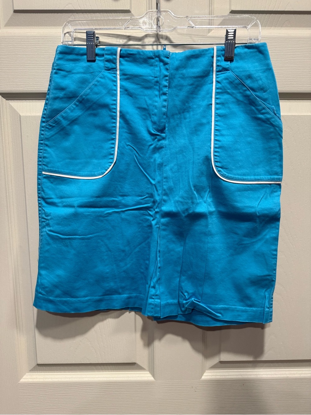 Casual Corner Bright Turquoise Shorts with White Piping